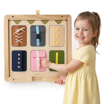 Image de Panneau d'activités Montessori Mamabrum avec 6 fermetures en bois, monté sur un cadre mural, dimensions 45 x 45 x 2 cm, conçu pour les enfants à partir de 18 mois, pour les aider à apprendre à s'habiller de manière autonome