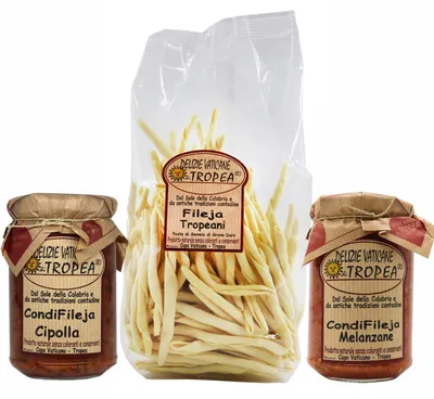 Tropeani Fileja mit 2 Gläsern Sauce: Zwiebel , Auberginen 