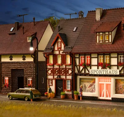 Obrázek produktu pro Vollmer 43673 – Dřevostavba v měřítku H0, Bahnhofstraße 17 – Novinka