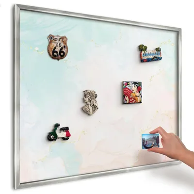 Produktbild von Magnettafel 80x60 cm in einem silbernen Rahmen - Magnetische Metalltafel, Magnetpinnwand zur Wandmontage für Wohnzimmer, Küche, Flur, Kinderzimmer und Büro - Pastell-Eleganz