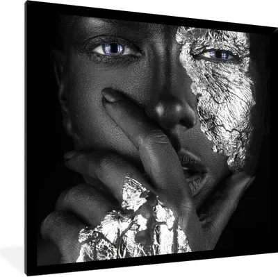 Produktbild von MuchoWow® Gerahmtes Poster Weiblich - Silber - Schwarz - Blau 40x40 cm - Poster mit Schwarzem Bilderrahmen Wandposter Rahmen Foto Bilder - Mit Rahmen - Wanddekoration Schlafzimmer