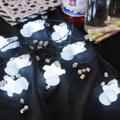 Productafbeelding van LED Halloween lichtketting, spookachtig thema - 8 kleine, witte spookjes - Lengte: 2,1 meter - Werkt op batterijen - Timerfunctie