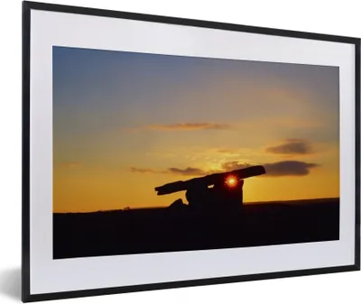 Produktbild von MuchoWow® Gerahmtes Poster Ein Sonnenuntergang auf einem Hünenbett 60x40 cm - Poster mit Schwarzem Bilderrahmen Wandposter Rahmen Foto Bilder - Schlafzimmer - Plakat in Rahmen - Drucken