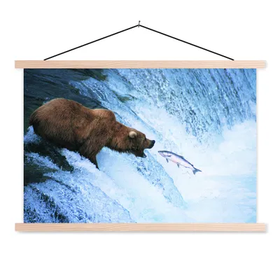 Produktbild von MuchoWow® Textilposter Bär - Fisch - Wasserfall 120x80 cm mit holzfarbenen Rahmen - Aufhängeset