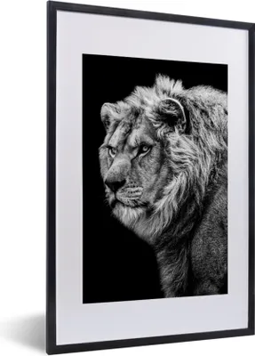 Produktbild von MuchoWow® Gerahmtes Poster Löwe - Porträt - Wildtiere - Schwarz - Weiß 40x60 cm - Poster mit Schwarzem Bilderrahmen Wandposter Rahmen Foto Bilder - Poster in Rahmen