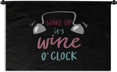 Produktbild von MuchoWow® Wandteppich Wandbehang Zitat "Wake up, it's wine o'clock" vor schwarzem Hintergrund 60x40 cm Tapisserie Dekoration Wandtuch - Wanddekorationen