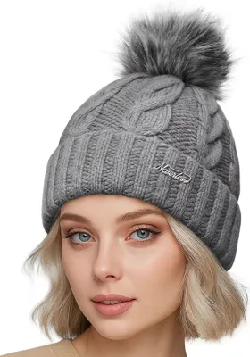 Produktbild von Damen Strickmütze mit Fleecefutter und Kunstfell Bommel Zopfmuster Grobstrick Wintermütze Bommelmütze Model 2207 Neverless®