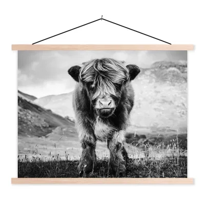 Produktbild von MuchoWow® Textilposter Schottischer Highlander - Berg - Schwarz - Weiß 60x45 cm mit holzfarbenen Rahmen - Bild