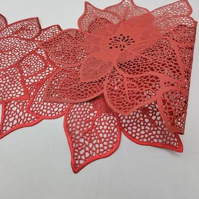 Produktbild von Famanu Tischläufer Lotusblume - Rotes PVC für Zuhause, Party, Küche, Esszimmer, Hochzeit