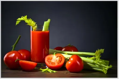 Produktbild von Wallario Wandbild Frischer Tomatensaft mit Sellerie, Größe: 61 x 91,50 cm, Poster mit weißem Aluminiumrahmen