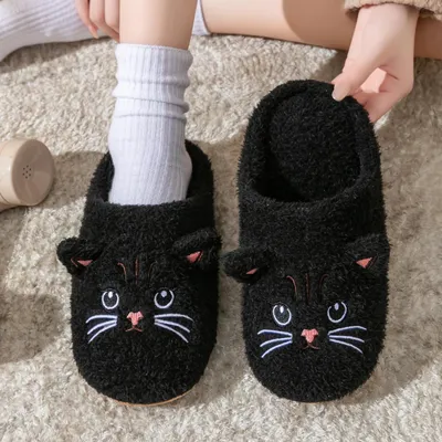 Produktbild von Katzen Hausschuhe Damen Herren Plüsch warm rutschfest – niedliche Katzenmotiv Kuschel-Pantoffeln Uni Winter - Farbe: Schwarz, Schuhgröße: 38-39