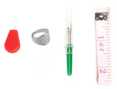 Produktbild von 4-teiliges Nahttrenner-Set, kleine Nähwerkzeuge aus Kunststoff mit Fingerhut und weichem Lineal zum öffnen und Entfernen von Nähten und Säumen