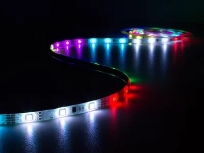 Produktbild von Velleman SATZ MIT FLEXIBLER LED-LEISTE, CONTROLLER UND NETZTEIL - DIGITAL ANIMIERT - RGB - 150 LEDs - 5 m - 12 VDC