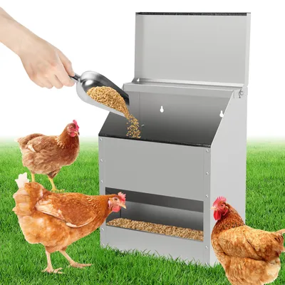 Obrázek produktu pro Automatický dávkovač krmiva pro drůh ISOISL, kapacita 15 kg, kovový, pozinkovaný, s víkem, vhodný pro umístění na podlahu nebo na zeď, včetně lopatky, rukavic a ochrany okraje