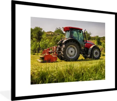 Produktbild von MuchoWow® Gerahmtes Poster Traktor - Rot - Natur - Grün - Landleben 80x60 cm - Poster mit Schwarzem Bilderrahmen Wandposter Rahmen Foto Bilder - Schlafzimmer-Dekorationen - Fotoposter