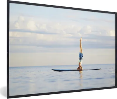 Produktbild von MuchoWow® Gerahmtes Poster Ein Mann macht Yoga auf einem Paddleboard 90x60 cm - Poster mit Schwarzem Bilderrahmen Wandposter Rahmen Foto Bilder - Fotorahmen - Foto-Plakat