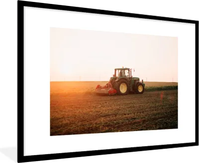 Produktbild von MuchoWow® Gerahmtes Poster Traktor - Feld - Bauernhof - Landwirt - Horizont 90x60 cm - Poster mit Schwarzem Bilderrahmen Wandposter Rahmen Foto Bilder - Wanddekoration - Fotos