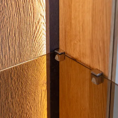 Produktbild von Wohnzimmer Vitrine mit 43 cm Breite in Eiche massiv geölt, inkl. LED-Beleuchtung, Türanschlag rechts - CARISOLO-163