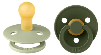 Produktbild von BIBS Colour Schnuller 2er-Pack, BPA-frei, Kirschform Nippel. Naturkautschuk / Latex, Hergestellt in Dänemark. Größe 1 (0-6 Monate), Sage / Hunter Green