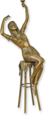 Produktbild von Eine Bronzeskulptur einer Dame auf einem Barstuhl Replikat Retro Design Dekoration