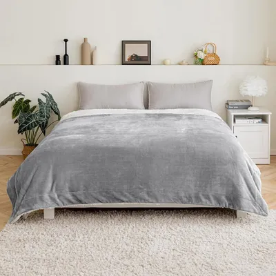 Produktbild von Kuscheldecke XXXL 230 x 270 cm Grau, flauschige Sherpa Stil Fleecedecke