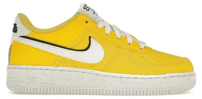 Imagen del producto de Nike Air Force 1 Low LV8 82 en color amarillo (talla para jóvenes) - Talla europea 40