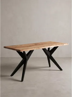 Rechteckiger Laptoptisch aus klar lackiertem Akazienholz mit auffälligem Kreuzgestell aus schwarzem Eisen vor weißem Hintergrund._#sku_BARKWL7.236#