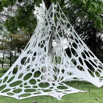 Productafbeelding van Ibenzoa® Gigantisch Halloween-spinnenweb van katoen – rekbaar decoratienet 30 cm x 5 meter, wasbaar en herbruikbaar, voor tuin, huis en feest (grote, driehoekige decoratie)