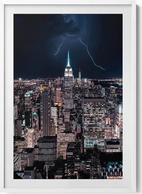 Produktbild von New Yorker Wolkenkratzer bei Nacht– Wandbild mit Rahmen – Gerahmtes Bild  – Wanddekoration – 70x100 cm –  Weiß Rahmen