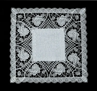 Produktbild von Spitzendecke / Rosen-Muster / Weiß / Mitteldecke / Tischwäsche / 30x30cm