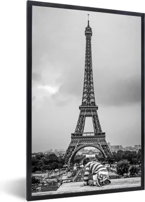 Produktbild von MuchoWow® Gerahmtes Poster Der alte Eiffelturm 20x30 cm - Poster mit Schwarzem Bilderrahmen Wandposter Rahmen Foto Bilder - Drucken - Bilder Poster im Rahmen