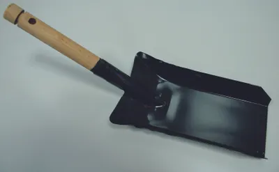 Zdjęcie produktu dla Szufelka metalowa czarna z drewnianym uchwytem