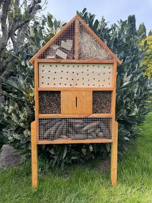 Productafbeelding van Handgemaakt insectenhotel XL van hout - een nestkast voor bijen en insecten