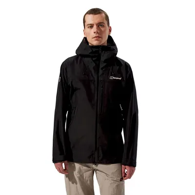 Mann trägt die wasserdichte Ridge-Seeker Jacke von Berghaus; schwarz; mit Kapuze; in aufrechter Haltung.