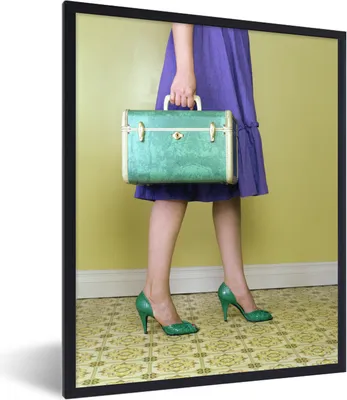 Produktbild von MuchoWow® MuchoWow® Gerahmtes Poster Koffer - Vintage - Frau 60x80 cm - Poster mit zchwarzem Bilderrahmen - Premium - Wanddeko Wohnzimmer