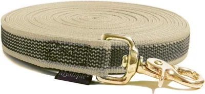 Produktbild von Mystique® Gummierte Schleppleine 20mm mit Handschlaufe Messing Scherenkarabiner beige 10m