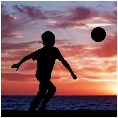 Produktbild von Wallario Sticker / Aufkleber für Kühlschrank / Geschirrspüler / Küchenschränke, selbstklebende Folie - 60 x 60 cm, Motiv: Fußball - Kleiner Junge spielt im Abendrot