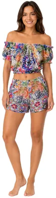 Damenmodel in Größe 38 trägt das zweiteilige Sommeroutfit aus schulterfreiem Crop Top und Shorts mit buntem Tropical-Print.