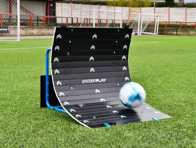 Immagine prodotto di PrecisionPLAY Football Trainer Rampa di abilità Rebounder - Ausilio per l'allenamento