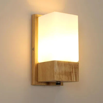 Zdjęcie produktu dla Elegancka lampa ścienna wewnętrzna, drewniana, w stylu vintage, z żarówką E27 i szklanym kloszem