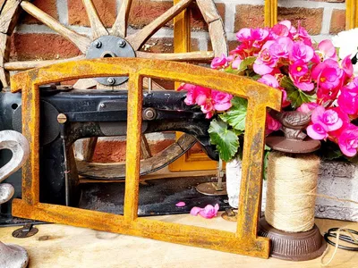 Kleines Stallfenster mit Stichbogen