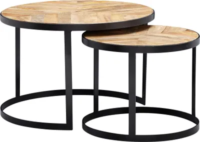Zweiteiliges Couchtisch Set mit runden Akazienholztischplatten und schwarzem Metallgestell im Industrial-Stil.
