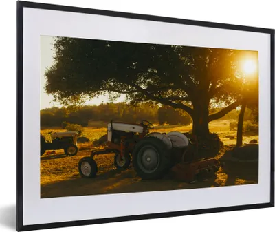 Produktbild von MuchoWow® Gerahmtes Poster Traktor - Sonne - Baum - Landschaft 60x40 cm - Poster mit Schwarzem Bilderrahmen Wandposter Rahmen Foto Bilder - Schlafzimmer - Plakat in Rahmen - Drucken