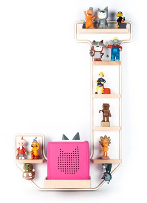 Produktbild von Børnehyldebrev J | Hængende til Tonie Box og Tonie figurer | Space Saving Shelf | H. 54 x W. 37 x T. 19 | Wall Shelf Music Box and Figures Storage Magnetic Inserts | Opbevaring Hylde Træ