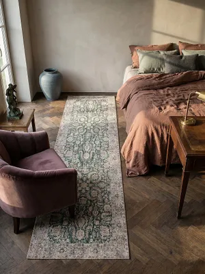 Teppich Grün Läufer im Wohnzimmer mit Couchtisch und Wohnaccessoires Wohnidee skandinavisch modern_#sku_SAF503119379221#