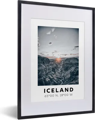 Produktbild von MuchoWow® Gerahmtes Poster Island - Berge - Sonnenuntergang 30x40 cm - Poster mit Schwarzem Bilderrahmen Wandposter Rahmen Foto Bilder - Wandposter Schlafzimmer