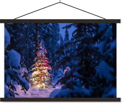 Produktbild von MuchoWow® Textilposter Ein Weihnachtsbaum im verschneiten Wald 90x60 cm mit schwarzem Rahmen - Aufhängungssatz