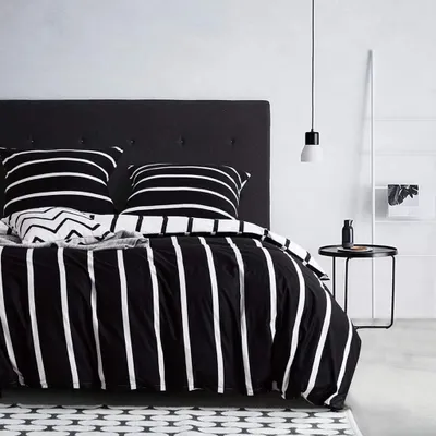 Produktbild von Pruhovaná souprava povlečení král velikost 200 x 220 cm povlak na přikrývku z mikrovlákna černé bílé pruhy oboustranné povlečení 3dílný povlak na přikrývku