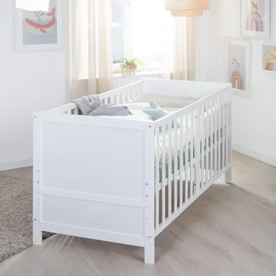 Productafbeelding van Babybed EASY SLEEP 70 x 140 cm met ombouwhoeken – Meegroeibed met spijlen, 3-voudig verstelbaar – 3 uitneembare spijlen – Wit gelakt hout