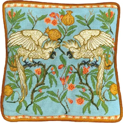Produktbild von Auslaufmodell Bothy Threads Gobelin-Stickkissen Set "Kakadu und Granatapfel Tapisserie", Stickbild vorbedruckt, TAC19, 36x36cm